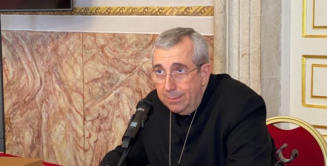 Mons.Giuseppe Satriano durante la conferenza stampa